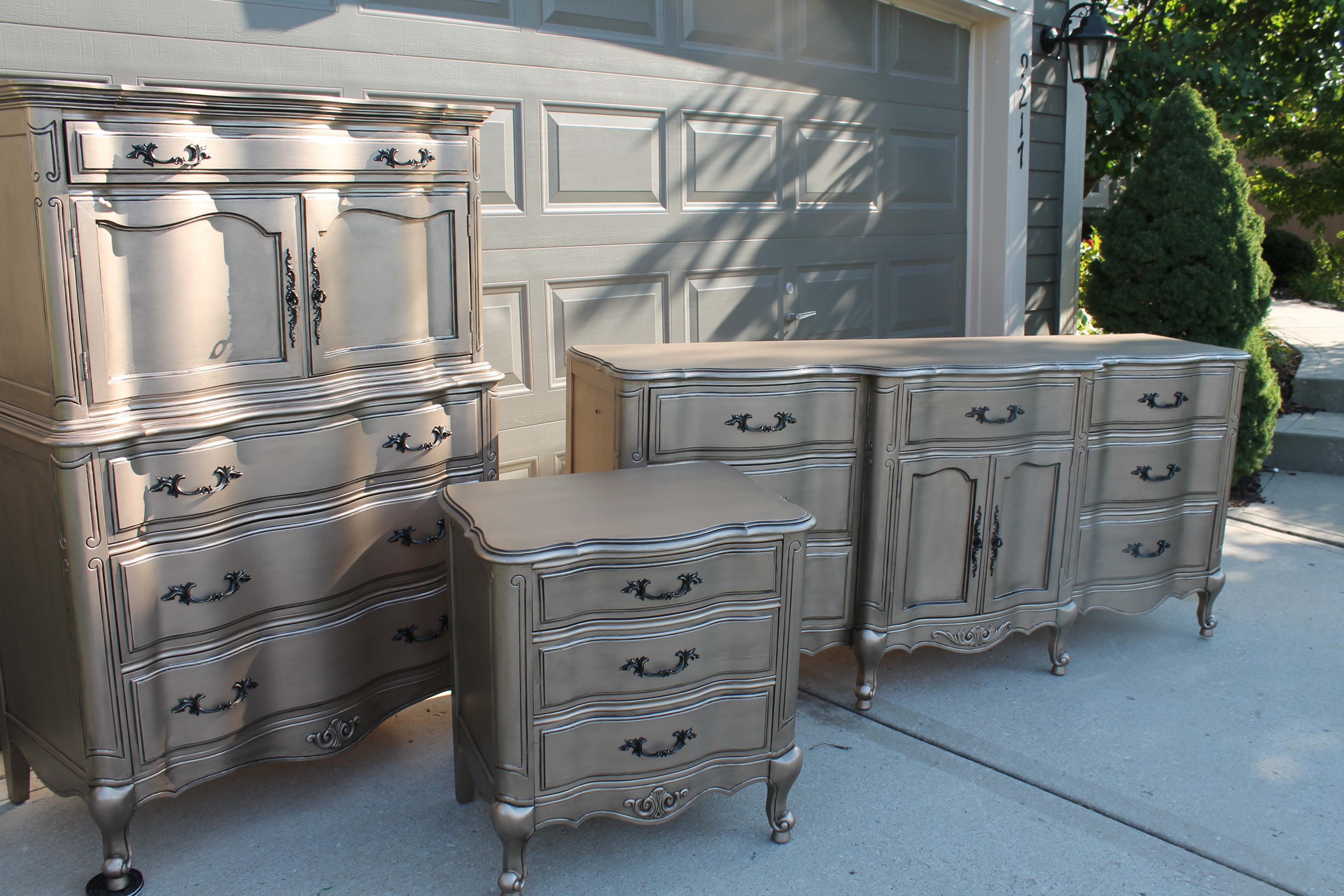 How to Paint Furniture with the Best Silver Metallic Paint